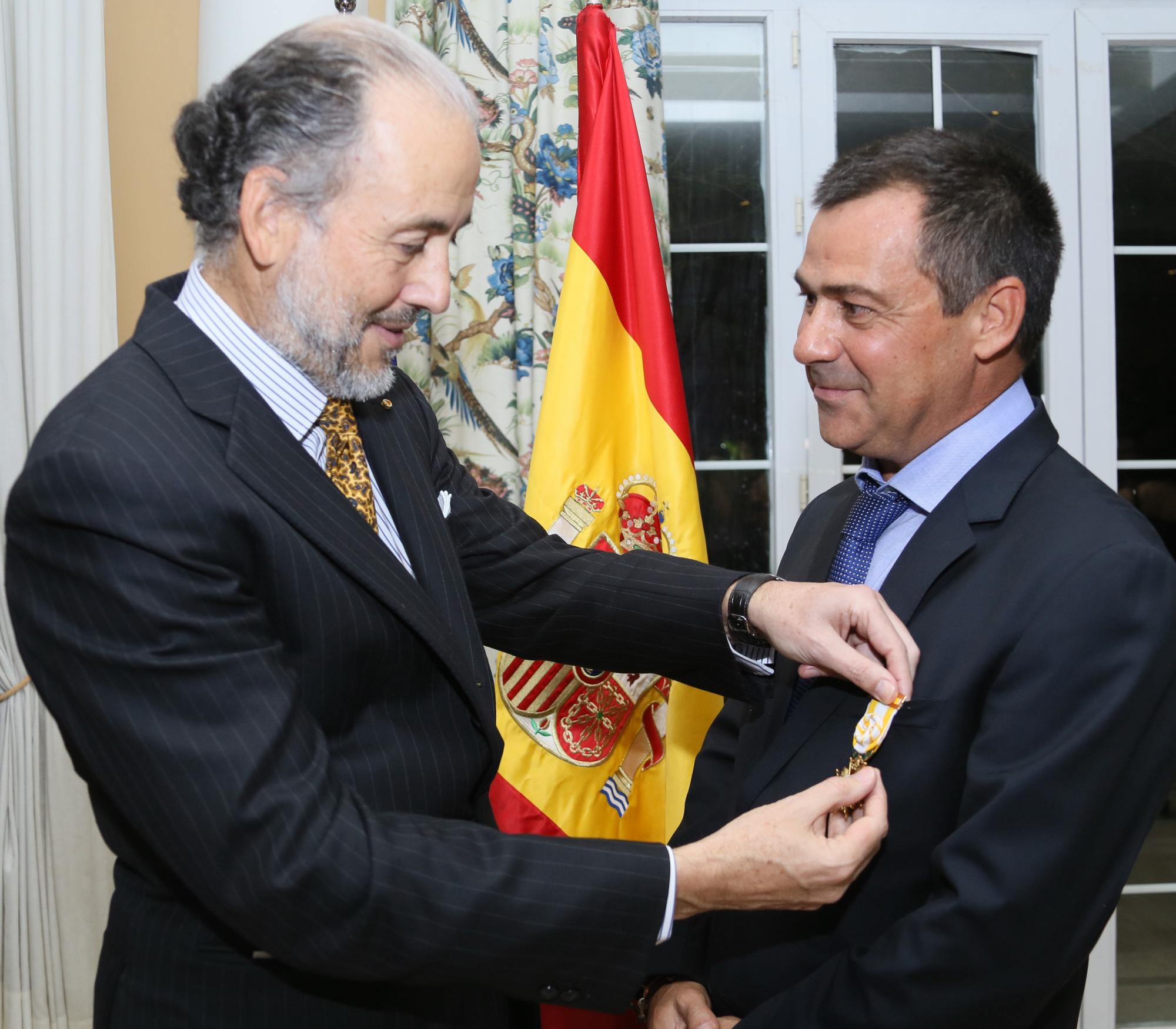 El Embajador de España Jaime Lacadena Higuera condecora a Javier Moreno.