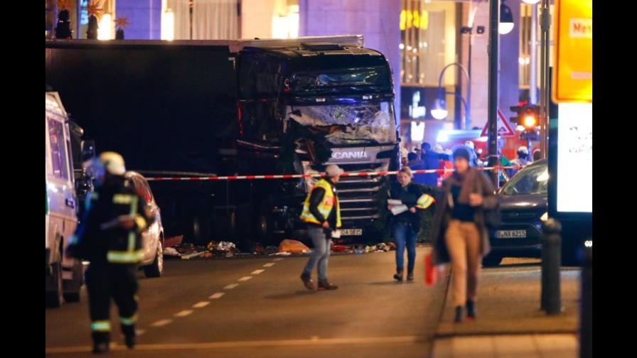 Al menos nueve muertos al irrumpir un camión en un mercado de Berlín