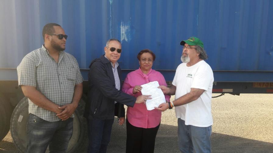 Plan Social entrega furgón para damnificados enviado desde Boston al padre Rogelio Plan Social entrega furgón para damnificados enviado desde Boston al padre Rogelio