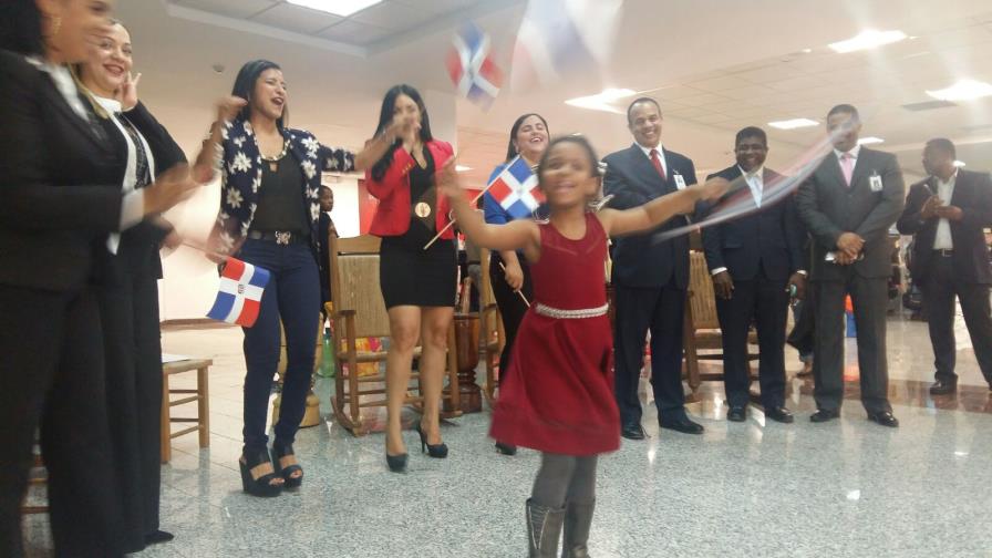 Realizan acto para recibir a dominicanos no residentes en el país Realizan acto para recibir a dominicanos no residentes en el país