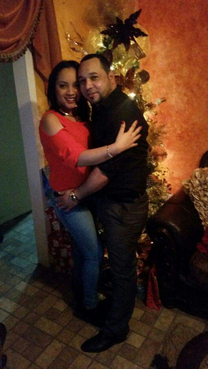 Jaqueline junto a su esposo en la Navidad pasada.