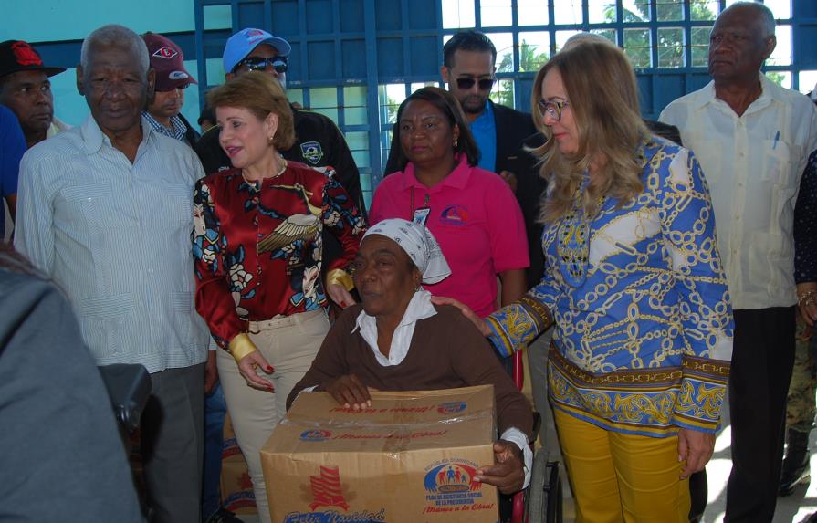 Lucía Medina encabeza entrega de canastas del Plan Social de la Presidencia en San Juan