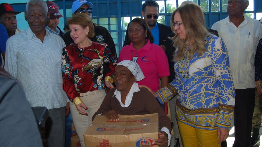 Lucía Medina encabeza entrega de canastas del Plan Social de la Presidencia en San Juan