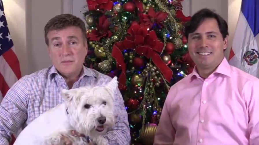 James Brewster y su esposo Bob Satawake se despiden y envían mensaje navideño