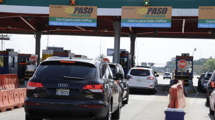 Continúa la congestión de vehículos en el peaje de la autopista Las Américas