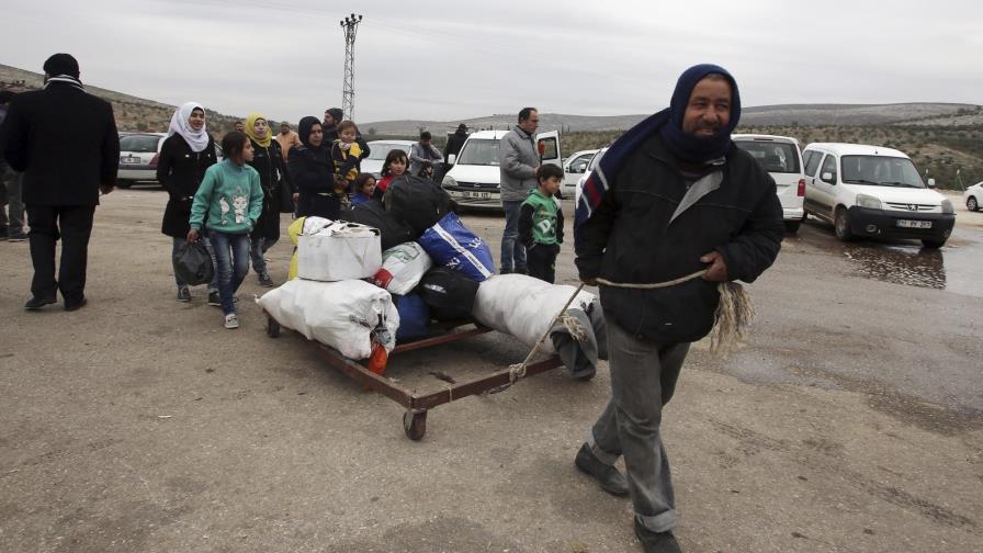 Autobuses con evacuados salen de zona asediada de Alepo tras retraso