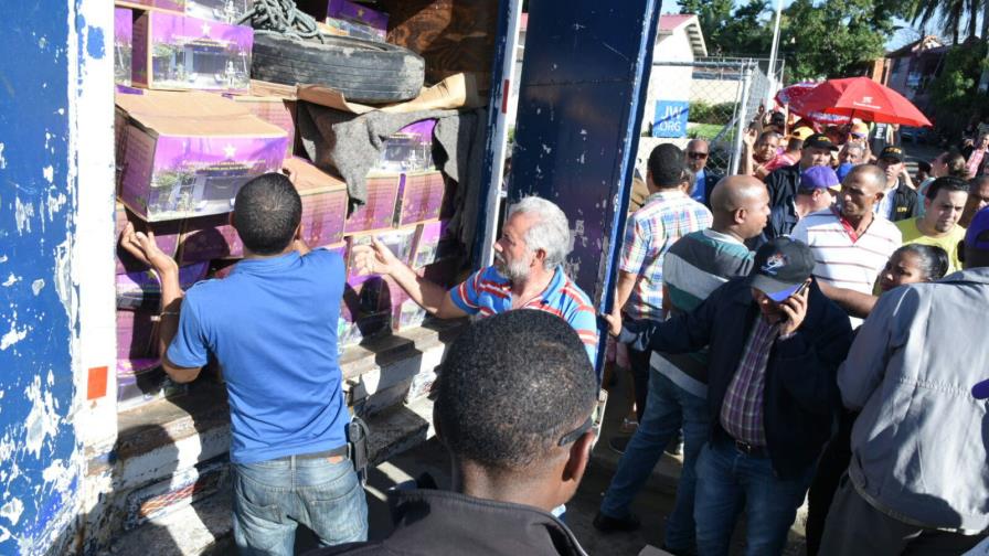 Líos en reparto de cajas navideñas llevan a cuestionar políticas sociales Líos en reparto de cajas navideñas llevan a cuestionar políticas sociales