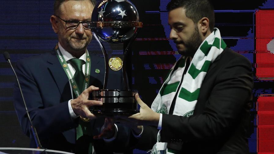 El Chapecoense recibe el trofeo de la Copa Sudamericana; comparte la corona con el Atlético Nacional El Chapecoense recibe el trofeo de la Copa Sudamericana; comparte la corona con el Atlético Nacional