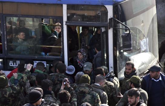Más de 4,000 rebeldes evacuados de Alepo en las últimas horas 