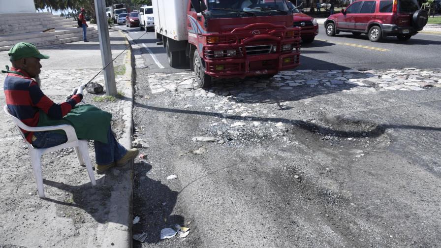 Chillido de gomas frente al obelisco hembra 
