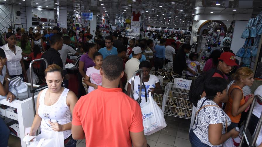 El comercio transforma la ciudad en víspera de Nochebuena El comercio transforma la ciudad en víspera de Nochebuena