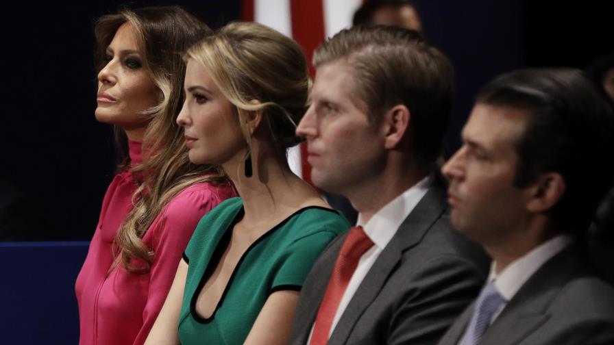 Sacan a un pasajero de un avión por insultar a la hija de Donald Trump Sacan a un pasajero de un avión por insultar a la hija de Donald Trump