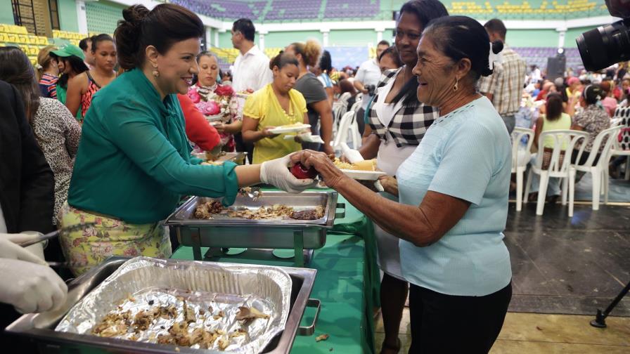 Vicepresidenta lleva espíritu navideño a familias de Puerto Plata Vicepresidenta lleva espíritu navideño a familias de Puerto Plata