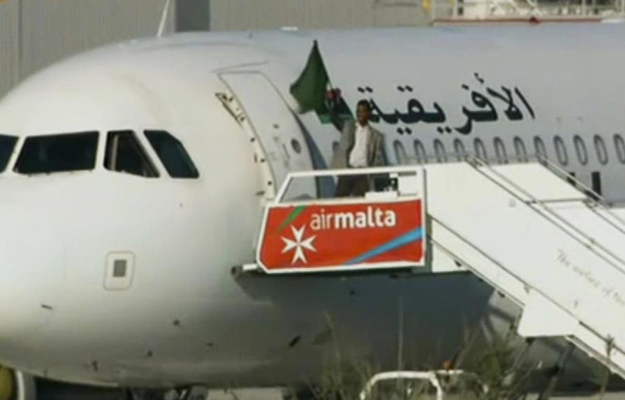 Secuestradores de avión con 118 personas a bordo se rinden y solicitan asilo político