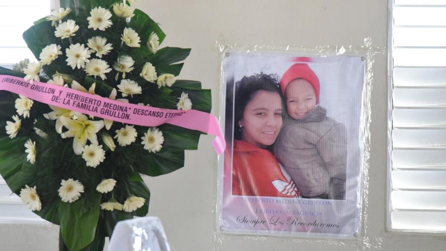 Velan restos de madre e hijo que murieron al lanzarse de edificio incendiado en Chile