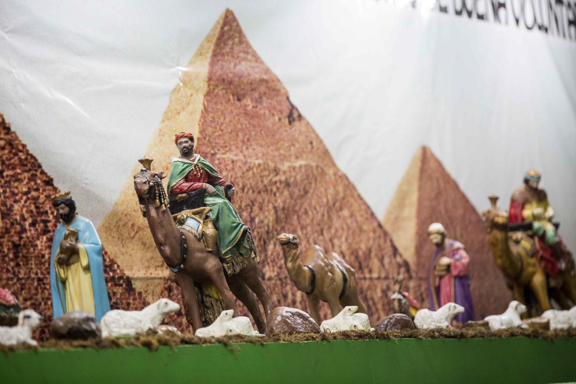 Cientos de personas comienza a visitar la casa de Moisés Absalón Pastora donde se instala el pesebre, una tradición familiar, siendo su pieza más preciada el Niño Dios, que fue traído de España.