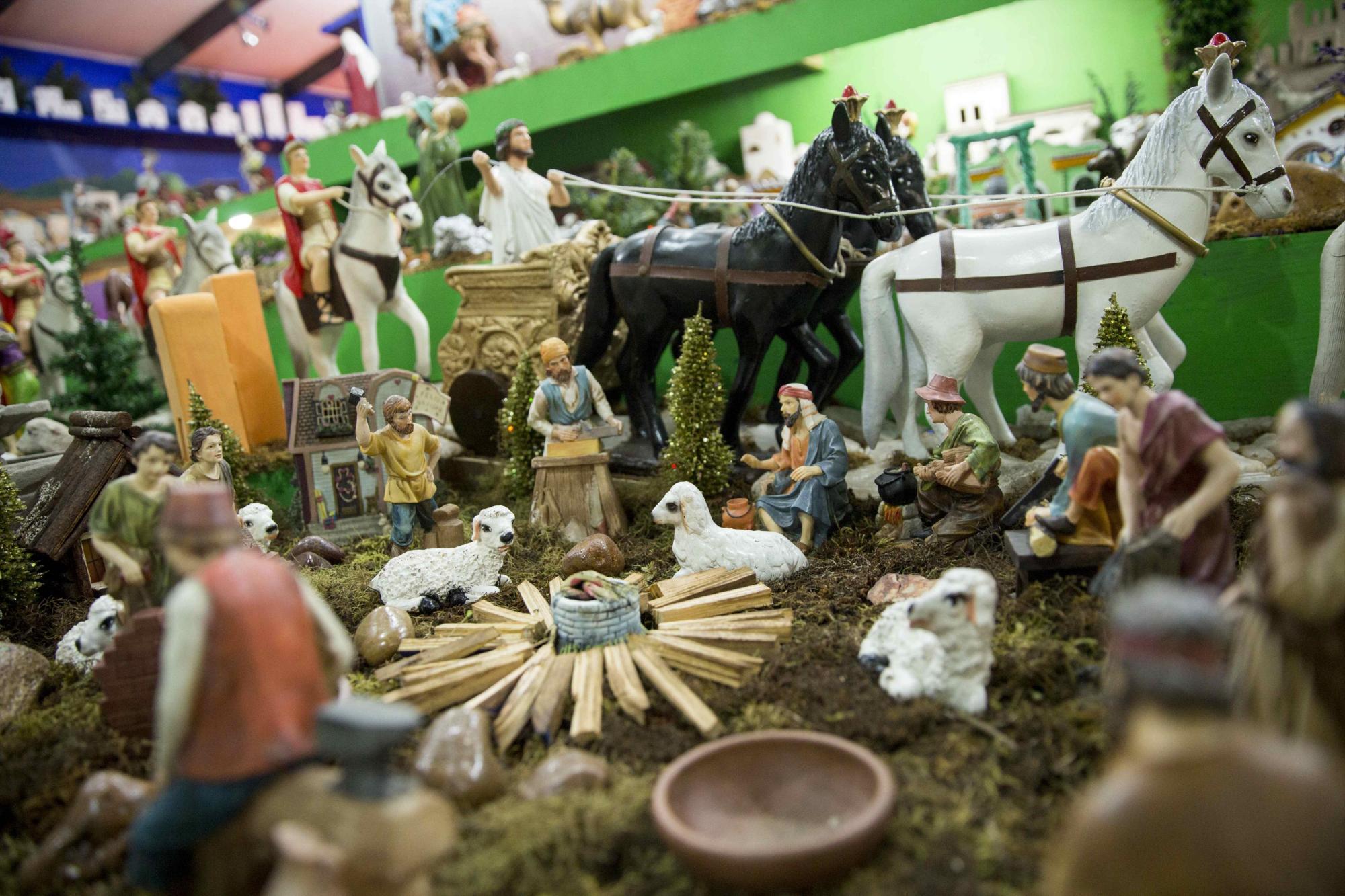 Figuras de hasta 157 años de antigüedad que representan el nacimiento de Jesús, en Managua, Nicaragua. 