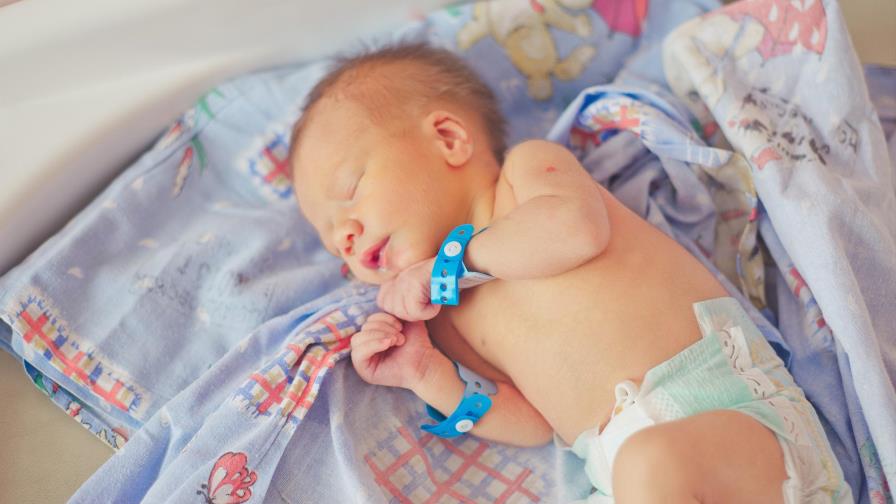 Mujer de 67 años da a luz a su nieta Mujer de 67 años da a luz a su nieta