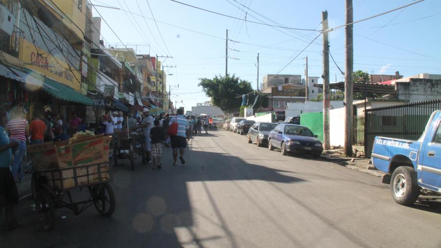 David Collado entrega asfaltado en barrio Cristo Rey