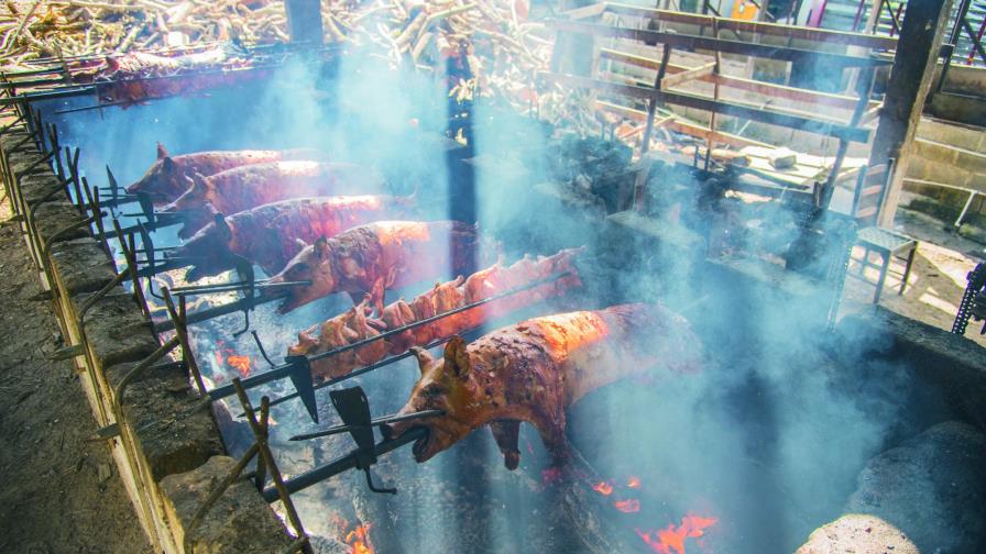 El cerdo asado no puede faltar