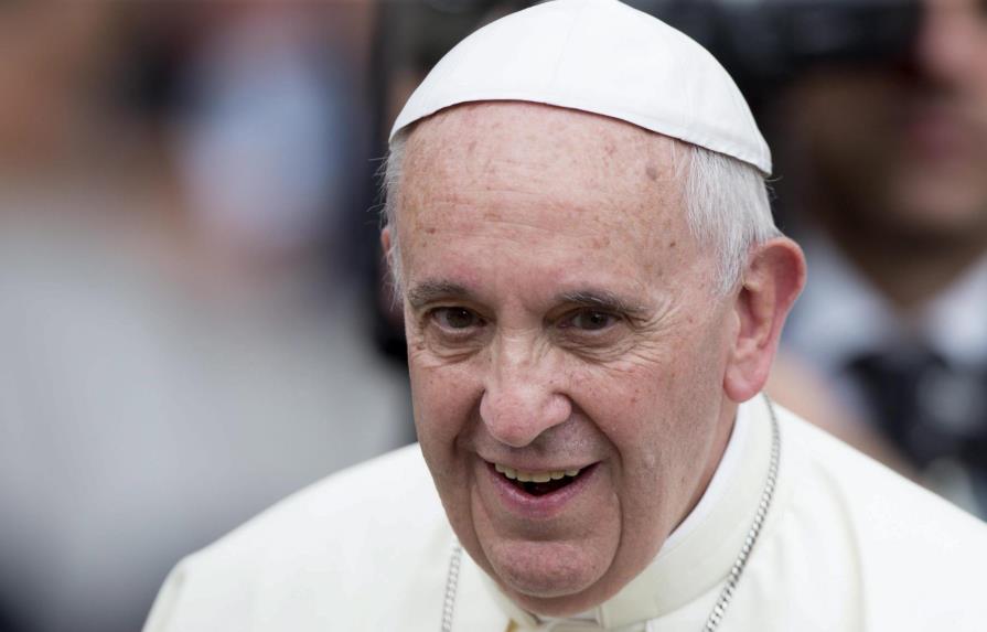 El papa invoca la paz ante terrorismo y guerras en su mensaje de Navidad 