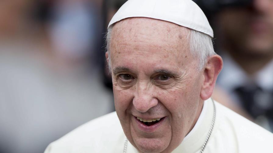 El papa invoca la paz ante terrorismo y guerras en su mensaje de Navidad 