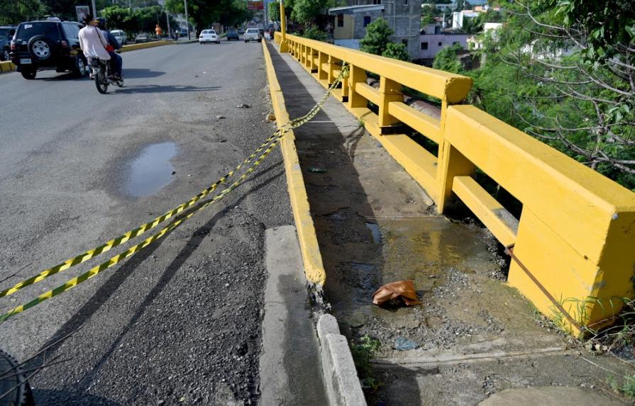 Avería de puente pone en peligro decenas de familias en Santiago