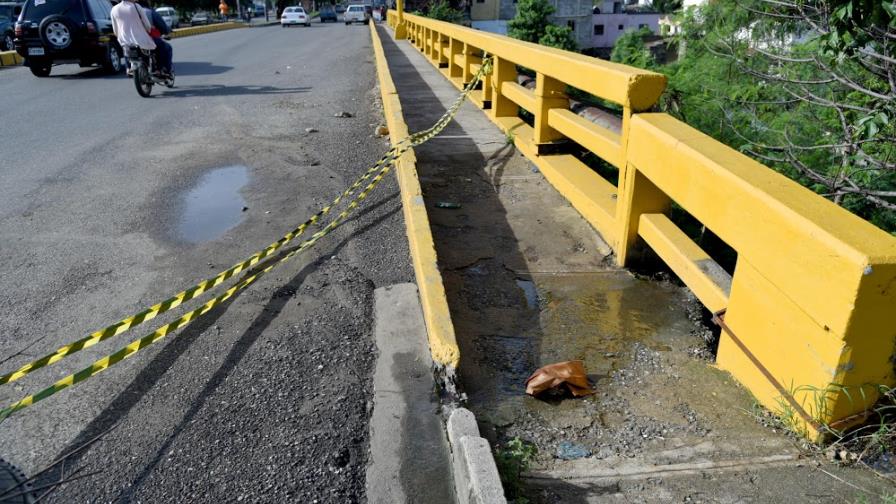 Avería de puente pone en peligro decenas de familias en Santiago