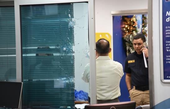 Dos heridos en asalto a sucursal bancaria en plaza comercial
