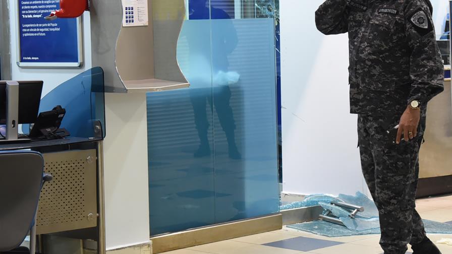 Asaltantes cargaron con RD$3.7 millones de sucursal bancaria Asaltantes cargaron con RD$3.7 millones de sucursal bancaria