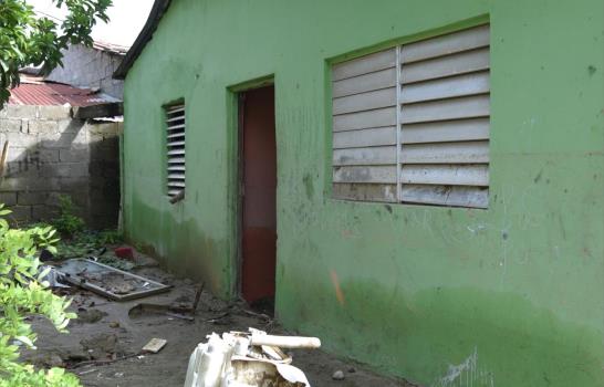 Familias afectadas por inundaciones siguen sacando lodo de sus casas en Gurabo Familias afectadas por inundaciones siguen sacando lodo de sus casas en Gurabo