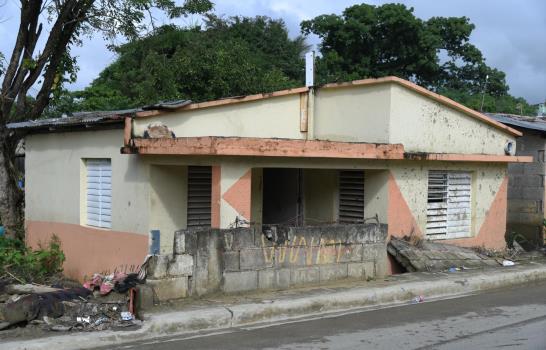 Familias afectadas por inundaciones siguen sacando lodo de sus casas en Gurabo Familias afectadas por inundaciones siguen sacando lodo de sus casas en Gurabo