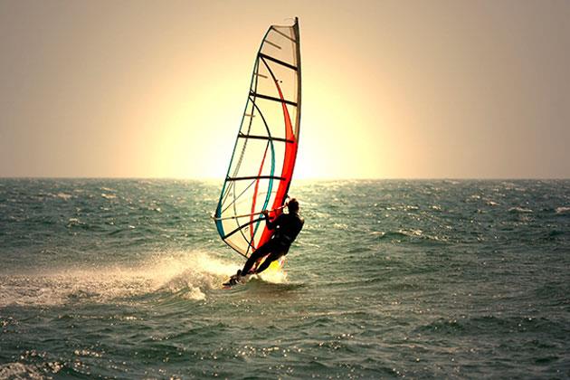 Muere el inventor del windsurf, Newman Darby, a los 88 años