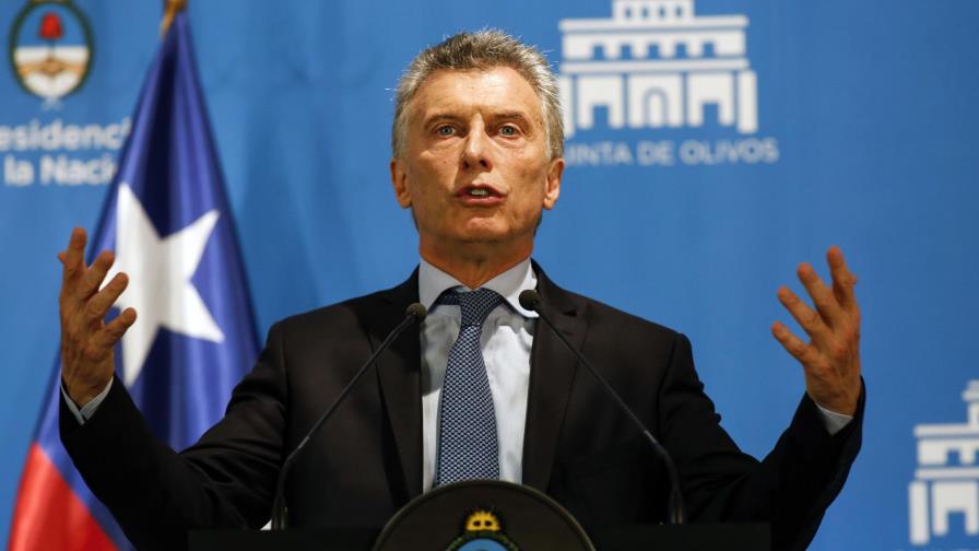 Rompen a pedradas cristales del vehículo en el que viajaba el presidente argentino