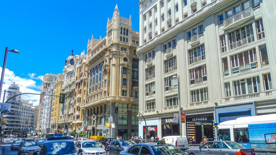 Madrid restringe por primera vez el tráfico de vehículos por contaminación Madrid restringe por primera vez el tráfico de vehículos por contaminación