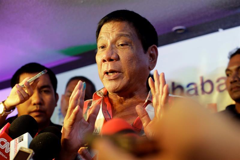 El presidente filipino dice que arrojó a un secuestrador desde un helicóptero 