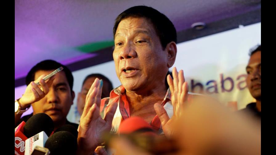 El presidente filipino dice que arrojó a un secuestrador desde un helicóptero 