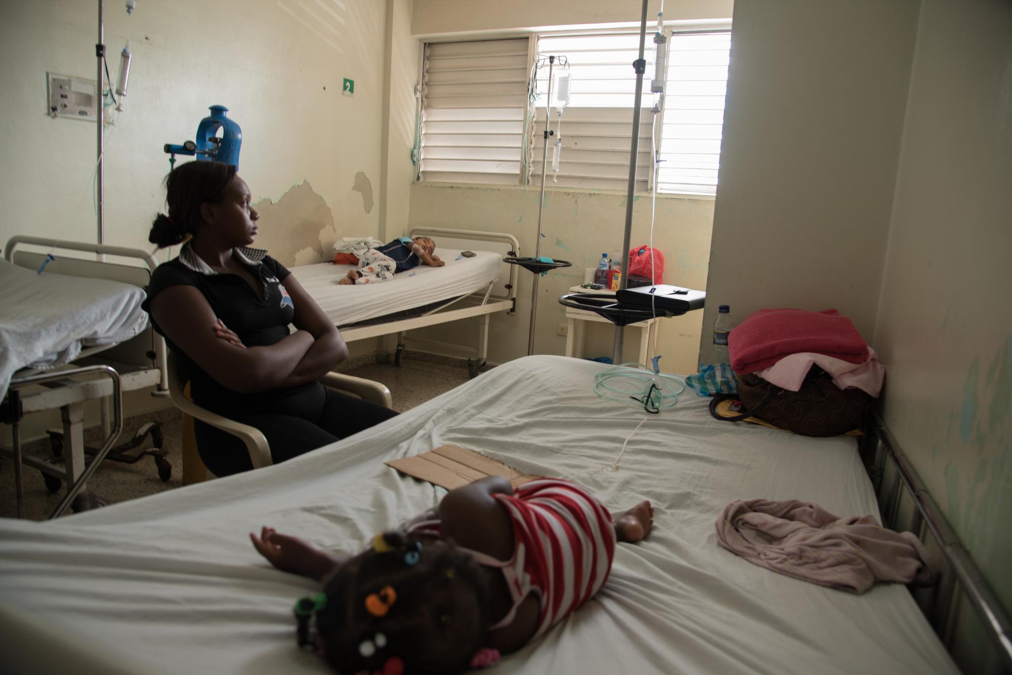  SANTO DOMINGO.  Una madre acompaña a su hija en las precarias condiciones en las que se encuentra la Maternidad, del hospital San Lorenzo.
