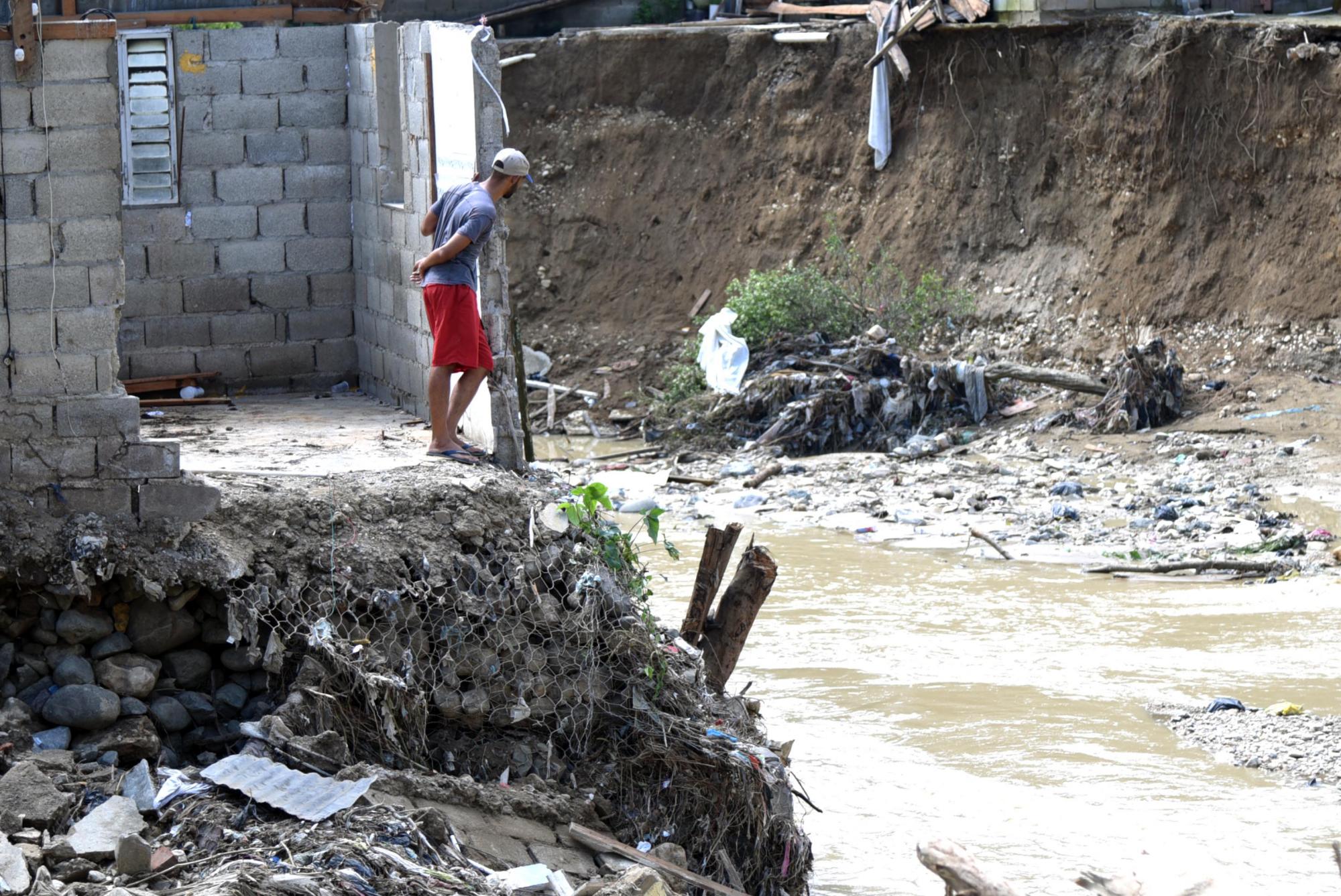  MOCA. Las incansables lluvias que provocaron un sinnúmero de inundaciones destrozaron cientos de viviendas mayormente en la zona del Cibao y el Norte de la nación. Aún los vecinos se recuperan de los estragos de la madre naturaleza.