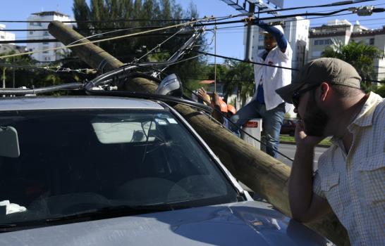 Yipeta se estrella contra poste del tendido eléctrico tras disparos a la Policía