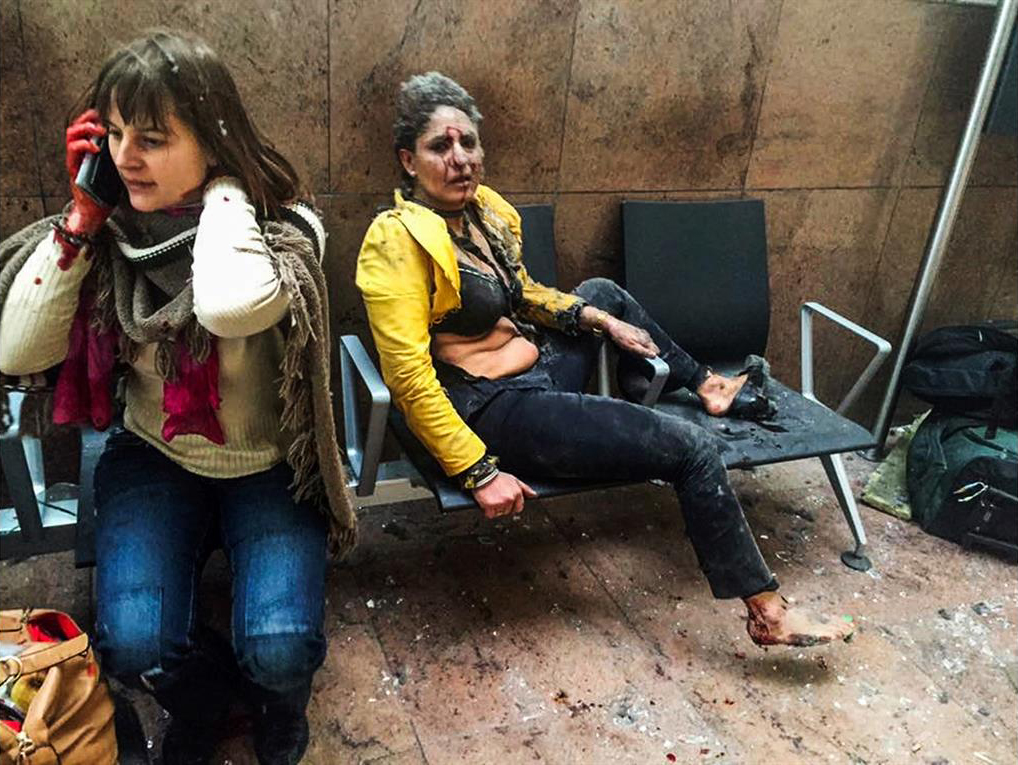 El 22 de marzo una aeromoza de 40 años de Jet Airways de Mumbai, a la derecha, y otra mujer no identificada después de ser heridas en el aeropuerto de Bruselas, Bélgica, tras un atentado terrorista. 