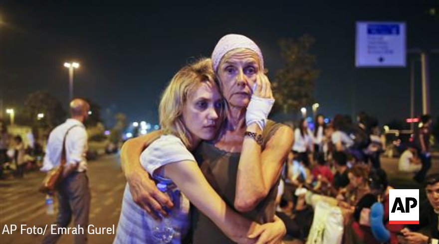 El 29 de junio dos mujeres es abrazan frente a el aeropuerto de Estambul tras un atentado que dejó al menos 36 muertos.