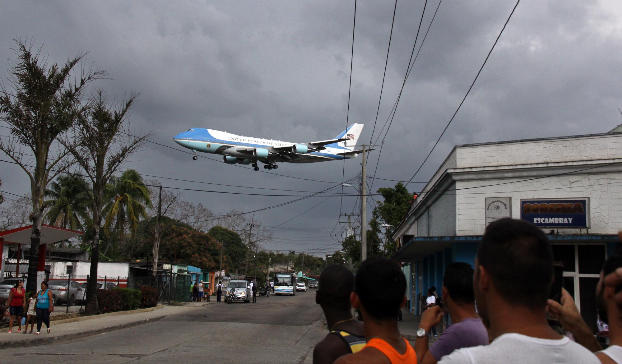 El Air Force One a su llegada a La Habana con el presidente Barack Obama y familia en una visita histórica visita oficial.