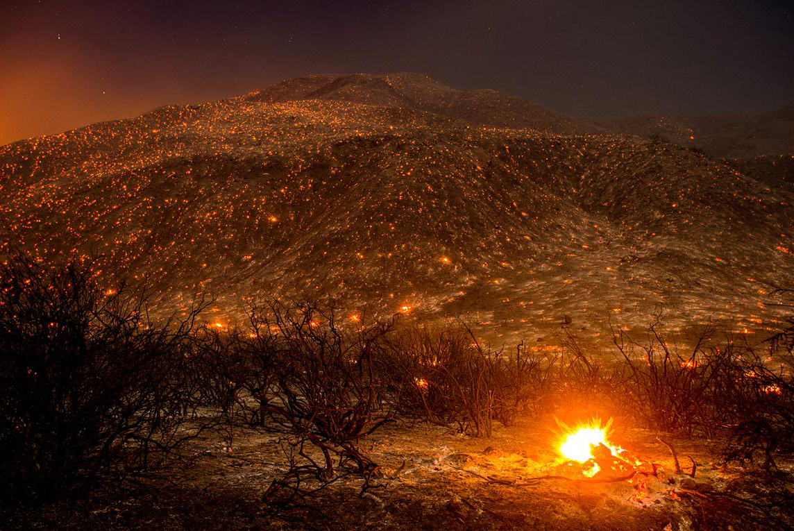 El 17 de agosto un incendio forestal en el largo de Lytle Creek Road cerca de Keenbrook, California.