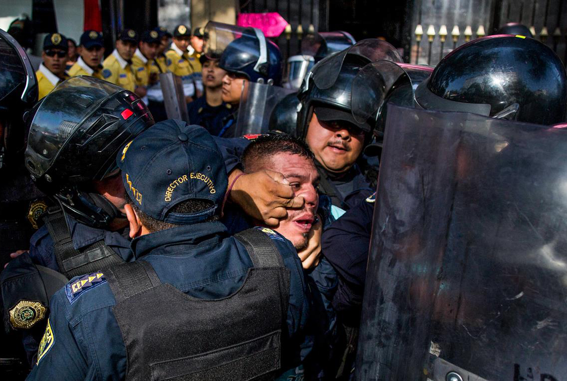 El 13 de abril la policía detiene a un taxista que, junto con otros taxistas, bloqueó una ruta principal para protestar contra la restricción de conducción de un día por semana en la ciudad de México.