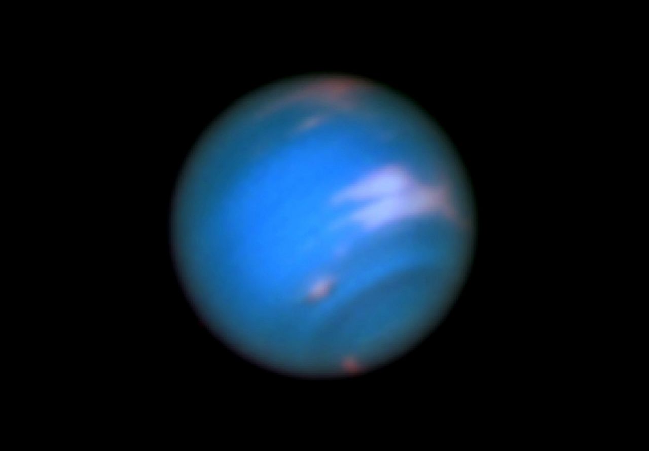 El 16 de mayo el telescopio espacial Hubble captura una imagen en la que se aprecia un vórtice oscuro en la atmósfera de Neptuno.