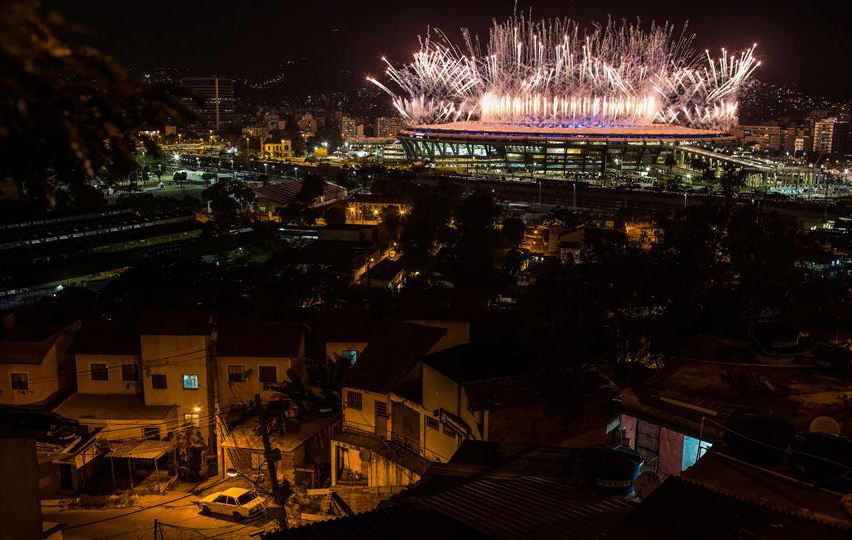 El 5 de agosto fuegos artificiales sobre el Maracaná durante la ceremonia de apertura de los Juegos Olímpicos de Río de Janeiro, Brasil.
