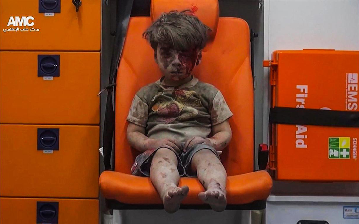 El 17 de agosto Omran Daqneesh, de 5 años de edad, se sienta en una ambulancia tras ser retirado de un edificio golpeado por un ataque aéreo en Alepo, Siria.