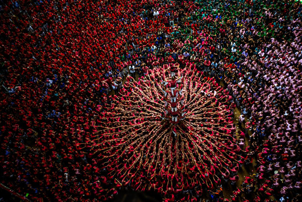 El 2 de octubre miembros de Vella de Xiquets de Valls intentan completar su torre humana durante el XXVI Concurso de la Torre Humana en Tarragona, España.