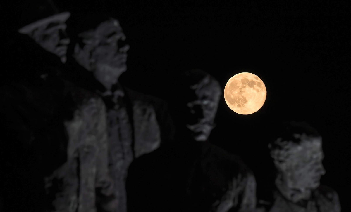 El 14 de noviembre el fenómeno astronómico conocido como  la superluna es vista en Skopje Macedonia. 